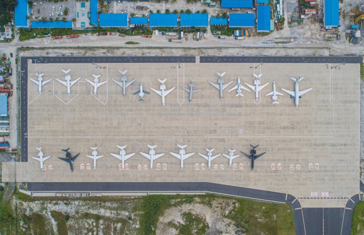 އުފާވެރި މަންޒަރެއް: އަމިއްލަ ޖެޓުތަކުން އެއާޕޯޓް ފުރެނީ