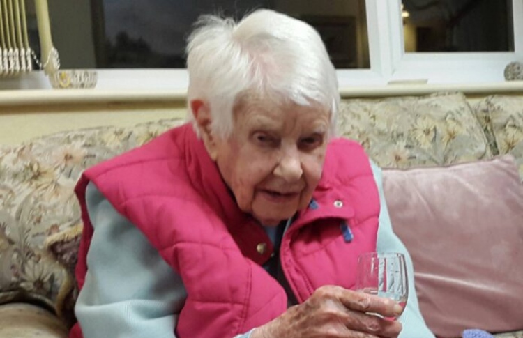 އިނގިރޭސިވިލާތުގެ އެންމެ ދުވަސްވީ މީހާ މަރުވެއްޖެ