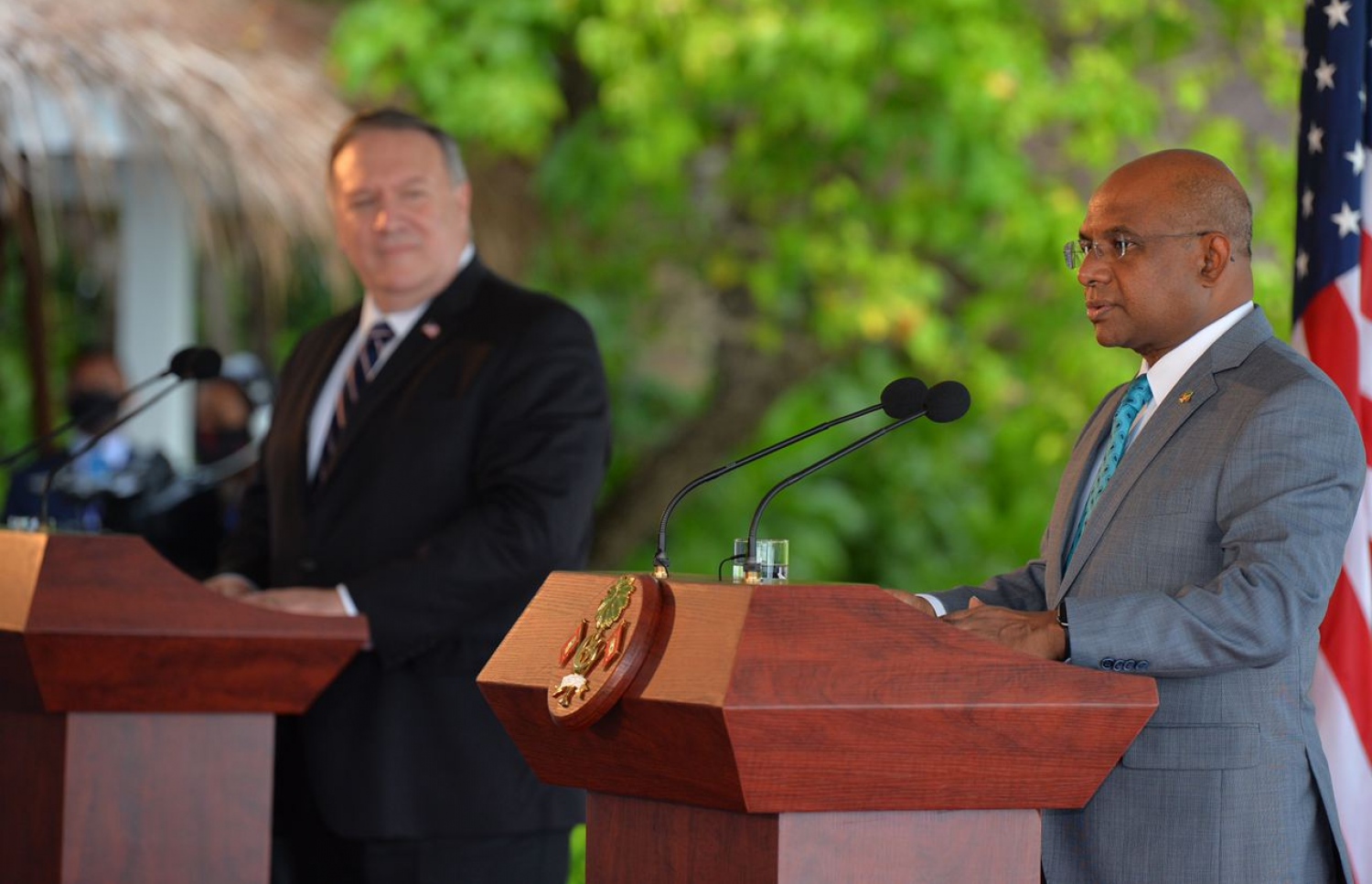 އެމެރިކާގެ ސެކްރެޓަރީ އޮފް ސްޓޭޓް މައިކް ޕޮމްޕެއޯއާއި އެކު ބޭއްވި ޖޮއިންޓް ޕްރެސް ބްރީފިންގައި ފޮރިން މިނިސްޓަރު އަބްދުﷲ ޝާހިދު ވާހަކަދައްކަވަނީ.