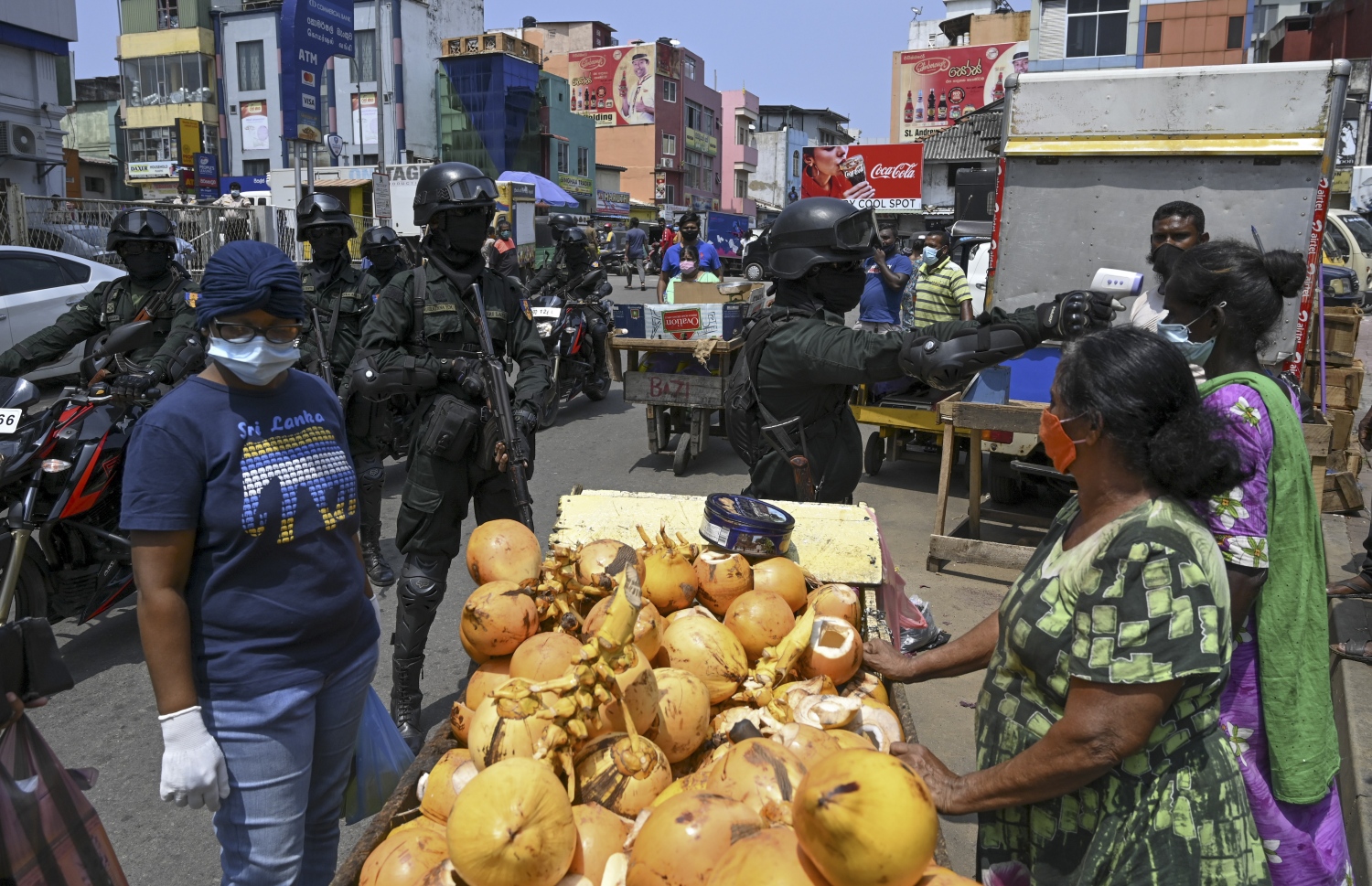 ސްރީ ލަންކާގެ ވެރިރަށް ކޮލަމްބޯގެ މަގުތަކަށް ސިފައިން އިއްޔެ ނުކުމެ މީހުންގެ ހުން ބަލަނީ. --ފޮޓޯ:އޭއެފްޕީ