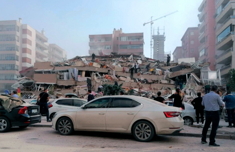 ތުރުކީއަށް ބާރުގަދަ ބިންހެލުމަކާއެކު ސުނާމީއެއް އަރައިފި