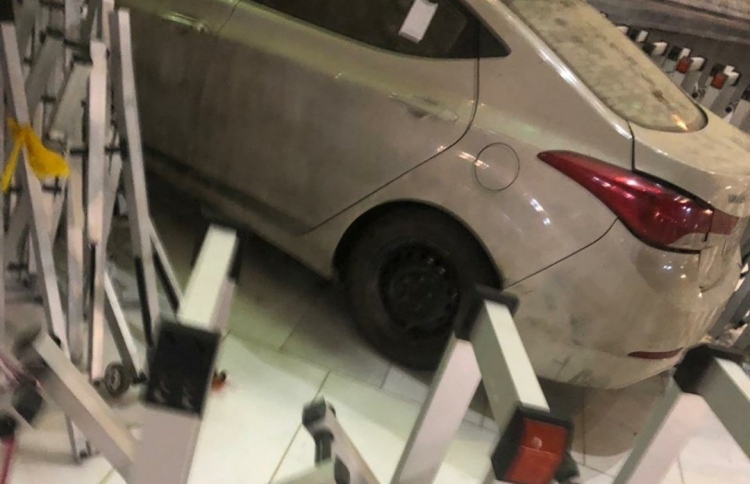 ފެންސް ފަޅާލައި ހަރަމްފުޅުގެ ގޭޓެއްގައި ކާރެއް ޖެހިއްޖެ