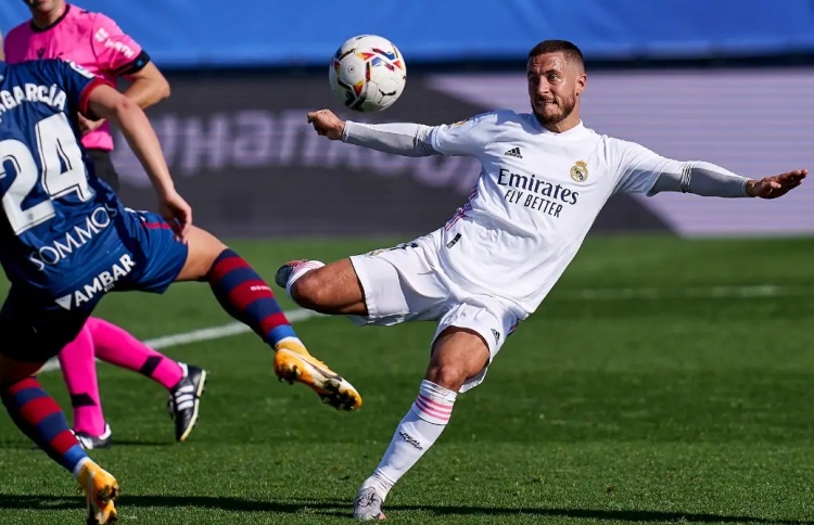 ރެއާލް އެއް ވަނައިގައި، ބާސެލޯނާ އަށް ޕްރެޝަރު