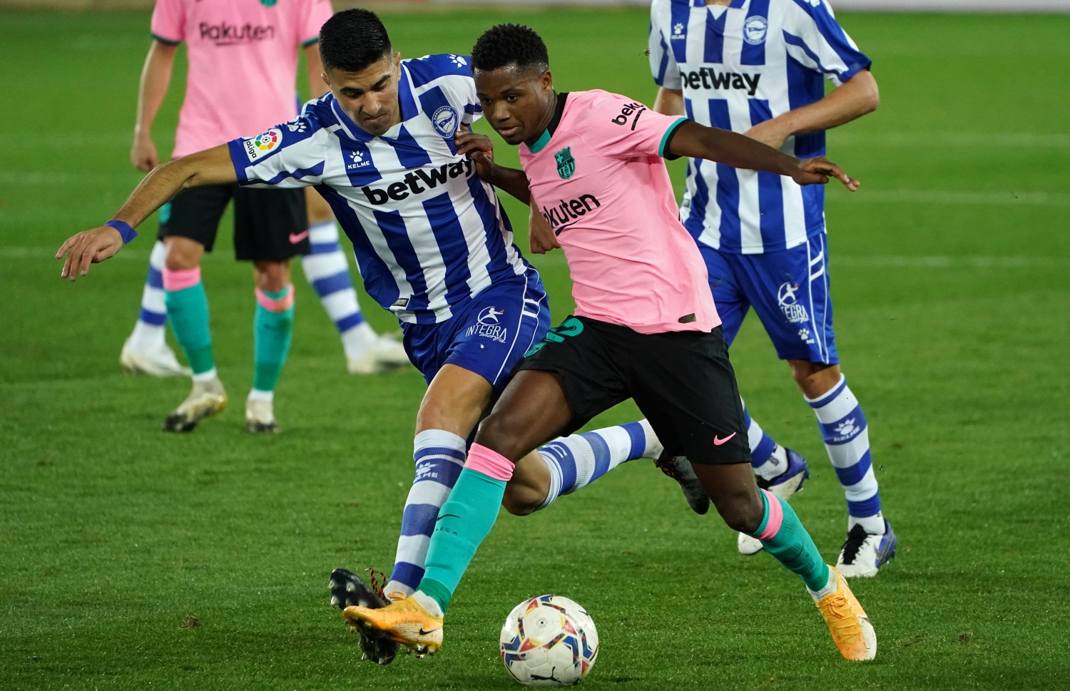 އަލަވޭސްގެ ރޮޑްރީގޯ (ވ) ކައިރިން ބާސެލޯނާގެ ފާޓީ ބޯޅަ ހިފައިގެންދާން މަސައްކަތްކުރަނީ.-- ފޮޓޯ: އޭއެފްޕީ