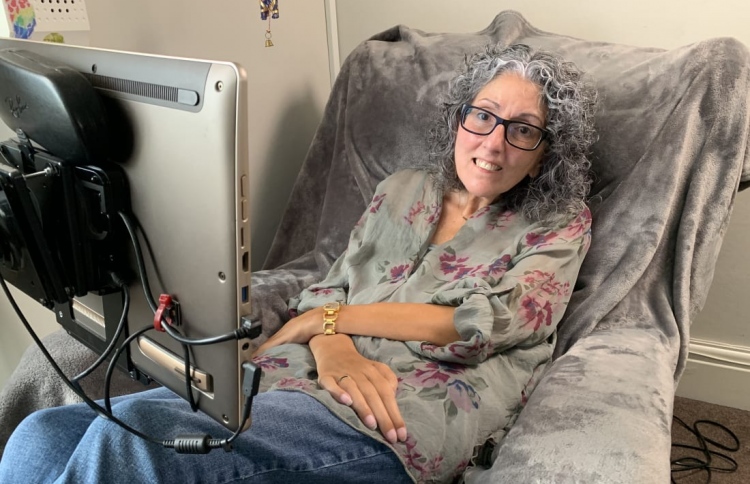 ވާގިނެތުމުން ލޮލުން ކުރަހާ މީހެއް