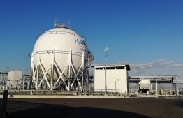 This picture taken on October 26, 2020 shows a 2,500 cubic-meter tank containing liquid hydrogen at Kobe Port Island plant in Kobe, Hyogo Prefecture, where a special shipping terminal has been built in order to import liquid hydrogen from Australia. - Japan's new 2050 deadline for carbon neutrality, which was announced on October 26, 2020, has thrown a spotlight on its efforts to find new, greener fuel options, including an ambitious but controversial liquid hydrogen venture. The Hydrogen Energy Supply Chain (HESC) is a joint Japanese-Australian project intended to produce plentiful, affordable fuel for Japan. (Photo by Etienne BALMER / AFP) / 