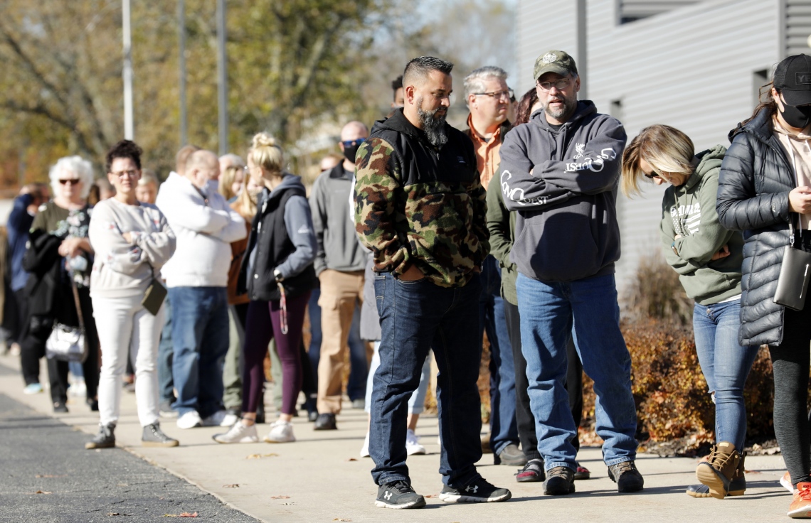 މިޝިގަން - ނޮވެމްބަރު 3: އެމެރިކާގެ އިންތިޚާބުގައި ވޯޓުލާން ބަޔަކު ކިޔޫގައި. --ފޮޓޯ:އޭއެފްޕީ