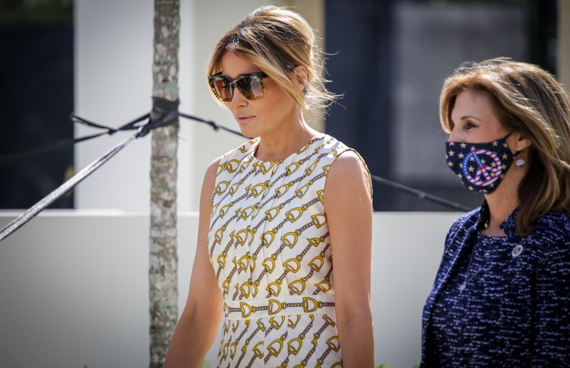 ފްލޮރިޑާ - ނޮވެމްބަރު 3، 2020: އެމެރިކާގެ އިންތިޚާބުގައި ވޯޓުލެއްވުމަށް ފަހު މެލަނިއާ (ވ) ވަޑައިގަންނަވަނީ. --ފޮޓޯ:އޭއެފްޕީ