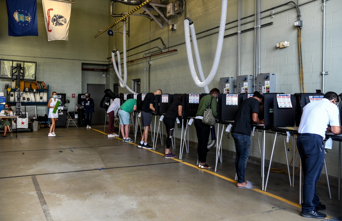 ފްލޮރިޑާ - ނޮވެމްބަރު 3: އެމެރިކާގެ ރިޔާސީ އިންތިޚާބުގައި މިއަދު ބަޔަކު ވޯޓުލަނީ. --ފޮޓޯ:އޭއެފްޕީ