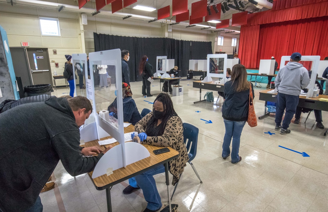 ނޯތު ކެރޮލީނާ - ނޮވެމްބަރު 3: އެމެރިކާގެ ރިޔާސީ އިންތިޚާބުގައި މިއަދު ބަޔަކު ވޯޓުލަނީ. --ފޮޓޯ:އޭއެފްޕީ