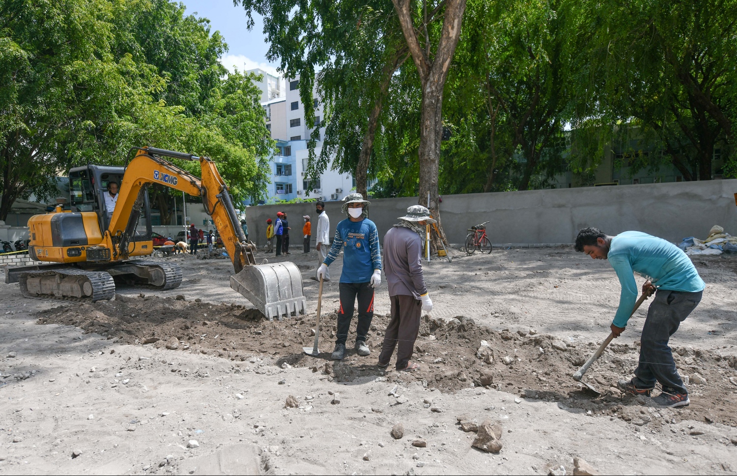 ދަރުމަވަންތަ ސްކޫލުގެ އިމާރާތް ހުރި ތަނުގައި ޕާކިން ޒޯނެއް ހަދަނީ: އެތަނުގައި ހަތަރު ފުރޮޅުލީ ވެހިކަލް އާއި ދެ ފުރޮޅުލީ ވެހިކަލަށް ޕާކުކުރެވޭނެ -- ފޮޓޯ: ނިޝާން އަލީ/ މިހާރު