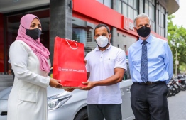 Transport Minister Aishath Nahula (L) and BML's CEO Tim Sawyer donate PPE to taxi drivers. PHOTO/BML