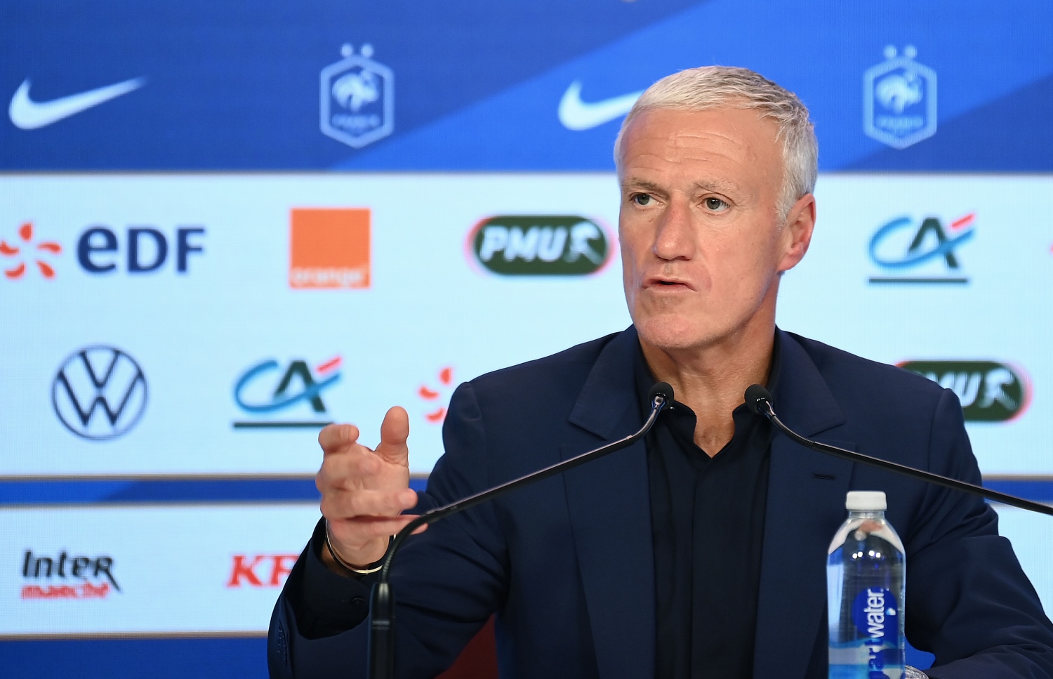 ނޫސްވެރިންގެ ބައްދަލުވުމުގެ ތެރެއިން ޑެޝޯމްޕްސް ވާހަކަދައްކަނީ.-- ފޮޓޯ: އޭއެފްޕީ