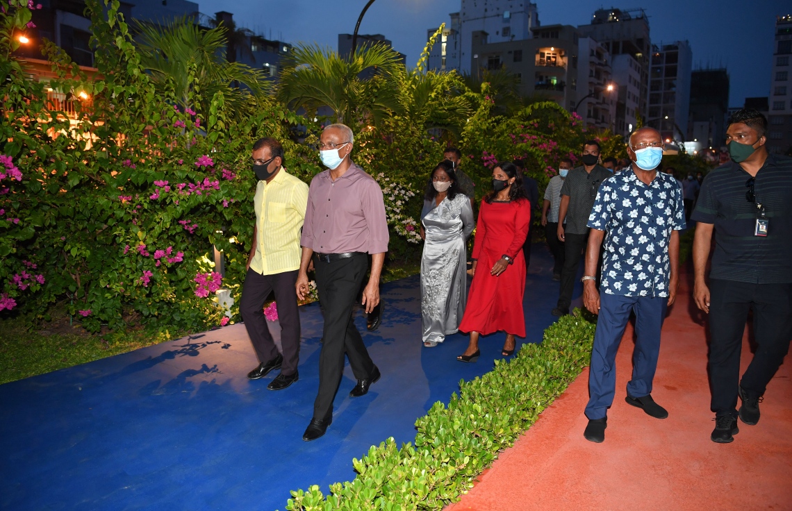 12 ނޮވެމްބަރ 2020: މާލޭގެ ލޮނުޒިޔާރަތްކޮޅުގައި މާލެ ސިޓީ ކައުންސިލުން ތަރައްގީ ކޮށްފައިވާ "ލޮނުޒިޔާރަތް" ޕާކު ހުޅުވުމަށް ބޭއްވި ރަސްމިއްޔާތުގައި ރައީސް އިބްރާހިމް މުހައްމަދު ސޯލިހުގެ ދެކަނބަލުންނާއި ރައީސް މުހައްމަދު ނަޝީދު ބައިވެރިވެޑައިގަންނަވަނީ  --. ފޮޓޯ: ރައީސް އޮފީސް