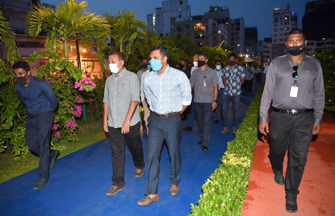 12 ނޮވެމްބަރ 2020: މާލޭގެ ލޮނުޒިޔާރަތްކޮޅުގައި މާލެ ސިޓީ ކައުންސިލުން ތަރައްގީ ކޮށްފައިވާ "ލޮނުޒިޔާރަތް" ޕާކު ހުޅުވުމަށް ބޭއްވި ރަސްމިއްޔާތުގައި ނައިބު ރައީސް ފައިސަލް ނަސީމް ޕާކް ބައްލަވާލަވަނީ --. ފޮޓޯ: ރައީސް އޮފީސް