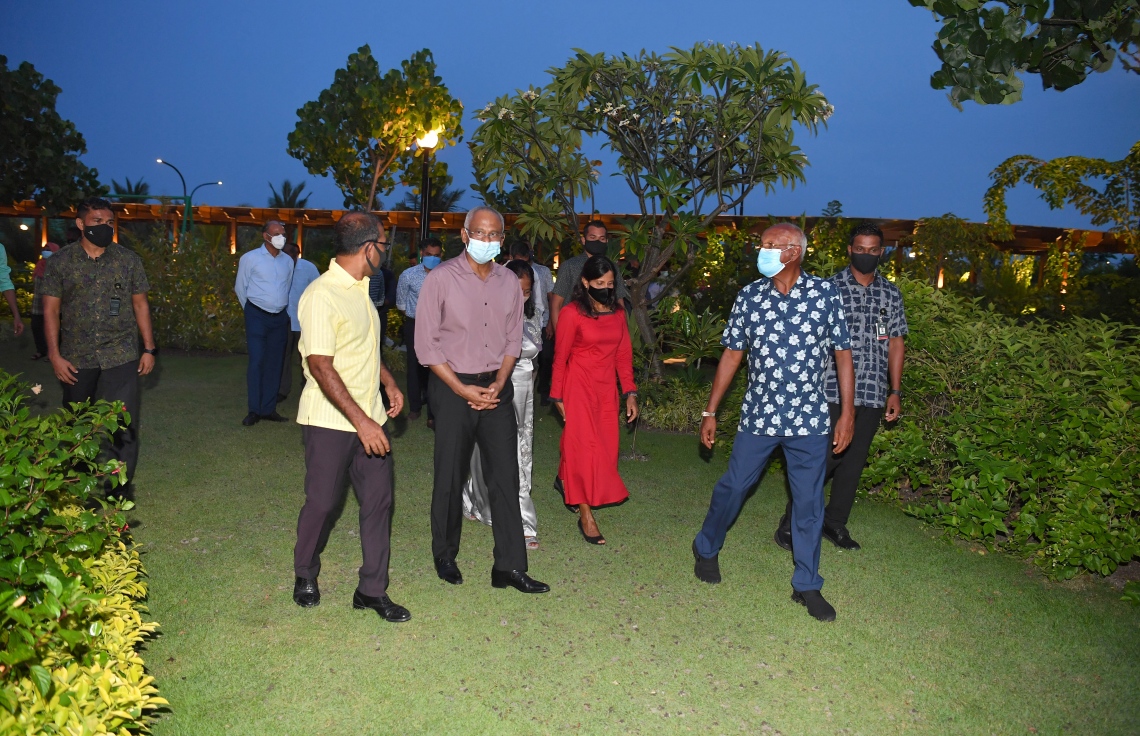 12 ނޮވެމްބަރ 2020: މާލޭގެ ލޮނުޒިޔާރަތްކޮޅުގައި މާލެ ސިޓީ ކައުންސިލުން ތަރައްގީ ކޮށްފައިވާ "ލޮނުޒިޔާރަތް" ޕާކު ހުޅުވުމަށް ބޭއްވި ރަސްމިއްޔާތުގައި ރައީސް އިބްރާހިމް މުހައްމަދު ސޯލިހުގެ ދެކަނބަލުންނާއި ރައީސް މުހައްމަދު ނަޝީދު ބައިވެރިވެޑައިގަންނަވަނީ  --. ފޮޓޯ: ރައީސް އޮފީސް