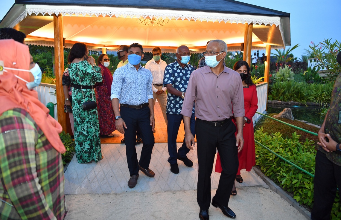 12 ނޮވެމްބަރ 2020: މާލޭގެ ލޮނުޒިޔާރަތްކޮޅުގައި މާލެ ސިޓީ ކައުންސިލުން ތަރައްގީ ކޮށްފައިވާ "ލޮނުޒިޔާރަތް" ޕާކު ހުޅުވުމަށް ބޭއްވި ރަސްމިއްޔާތުގައި ރައީސް އިބްރާހިމް މުހައްމަދު ސޯލިހާއި ނައިބު ރައީސް ފައިސަލް ނަސީމް ޕާކް ބައްލަވާލަވަނީ  --. ފޮޓޯ: ރައީސް އޮފީސް