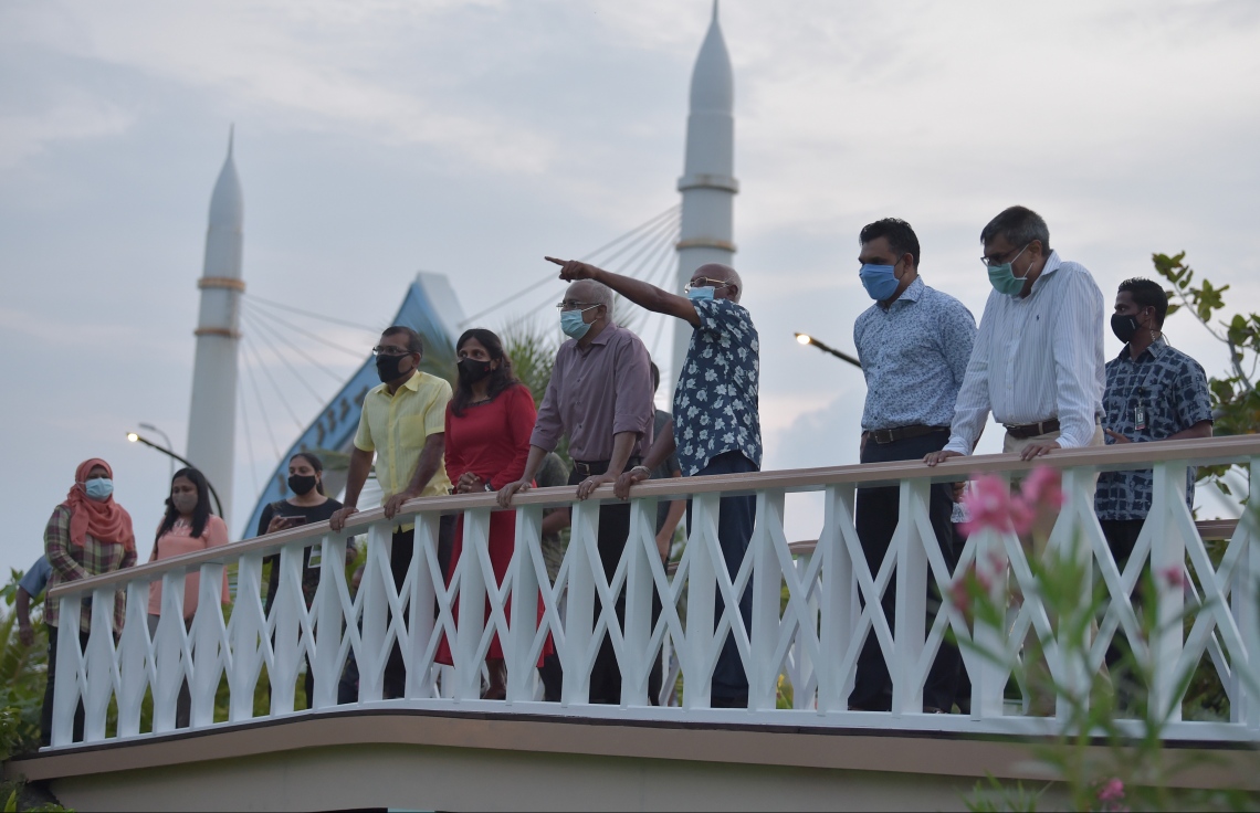 12 ނޮވެމްބަރ 2020: މާލޭގެ ލޮނުޒިޔާރަތްކޮޅުގައި މާލެ ސިޓީ ކައުންސިލުން ތަރައްގީ ކޮށްފައިވާ "ލޮނުޒިޔާރަތް" ޕާކު ހުޅުވުމަށް ބޭއްވި ރަސްމިއްޔާތުގައި ރައީސް އިބްރާހިމް މުހައްމަދު ސޯލިހުގެ ދެކަނބަލުންނާއި ރައީސް މުހައްމަދު ނަޝީދު ބައިވެރިވެޑައިގަންނަވަނީ --. ފޮޓޯ: ރައީސް އޮފީސް