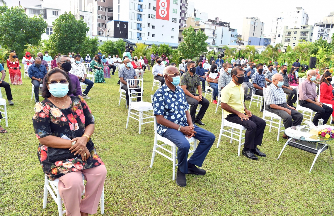 12 ނޮވެމްބަރ 2020: މާލޭގެ ލޮނުޒިޔާރަތްކޮޅުގައި މާލެ ސިޓީ ކައުންސިލުން ތަރައްގީ ކޮށްފައިވާ "ލޮނުޒިޔާރަތް" ޕާކު ހުޅުވަން ބޭއްވި ރަސްމިއްޔާތު، ރައީސް އިބްރާހިމް މުހައްމަދު ސޯލިހުގެ ދެކަނބަލުންނާއި ނައިބު ރައީސް ފައިސަލް ނަސީމާއި މަޖިލީހުގެ ރައީސް މުހައްމަދު ނަޝީދު އަދި އުއްތަމަ ފަނޑިޔާރު މުއުތަސިމް އަދުނާންގެ އިތުރުން މިނިސްޓަރުން ބައިވެރިވެވަޑައިގެންނެވި މިރަސްމިއްޔާތުގައި ޕާކު ހުޅުވައިދެއްވީ، ނިޝާން އިއްޒުއްދީންގެ އިއްޒަތުގެ ވެރިޔާ އުމަރު ޒާހިރު--. ފޮޓޯ: ރައީސް އޮފީސް