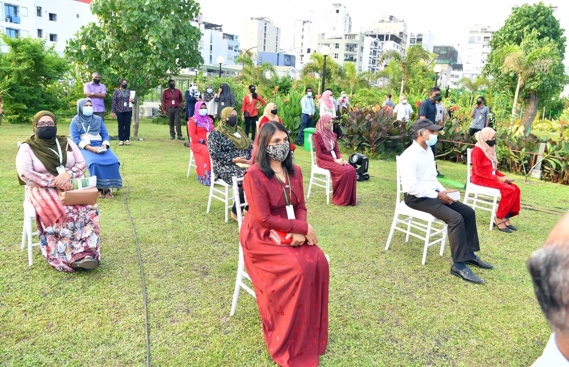 12 ނޮވެމްބަރ 2020: މާލޭގެ ލޮނުޒިޔާރަތްކޮޅުގައި މާލެ ސިޓީ ކައުންސިލުން ތަރައްގީ ކޮށްފައިވާ "ލޮނުޒިޔާރަތް" ޕާކު ހުޅުވުމަށް ބޭއްވި ރަސްމިއްޔާތުގައި ބައިވެރިވި ބައެއް މީހުން--. ފޮޓޯ: ރައީސް އޮފީސް