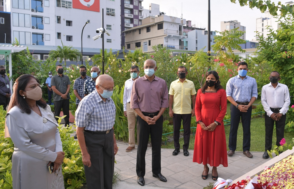 12 ނޮވެމްބަރ 2020: މާލޭގެ ލޮނުޒިޔާރަތްކޮޅުގައި މާލެ ސިޓީ ކައުންސިލުން ތަރައްގީ ކޮށްފައިވާ "ލޮނުޒިޔާރަތް" ޕާކު ހުޅުވަން ބޭއްވި ރަސްމިއްޔާތު، ރައީސް އިބްރާހިމް މުހައްމަދު ސޯލިހުގެ ދެކަނބަލުންނާއި ނައިބު ރައީސް ފައިސަލް ނަސީމާއި މަޖިލީހުގެ ރައީސް މުހައްމަދު ނަޝީދު އަދި އުއްތަމަ ފަނޑިޔާރު މުއުތަސިމް އަދުނާންގެ އިތުރުން މިނިސްޓަރުން ބައިވެރިވެވަޑައިގެންނެވި މިރަސްމިއްޔާތުގައި ޕާކު ހުޅުވައިދެއްވީ، ނިޝާން އިއްޒުއްދީންގެ އިއްޒަތުގެ ވެރިޔާ އުމަރު ޒާހިރު--. ފޮޓޯ: ރައީސް އޮފީސް