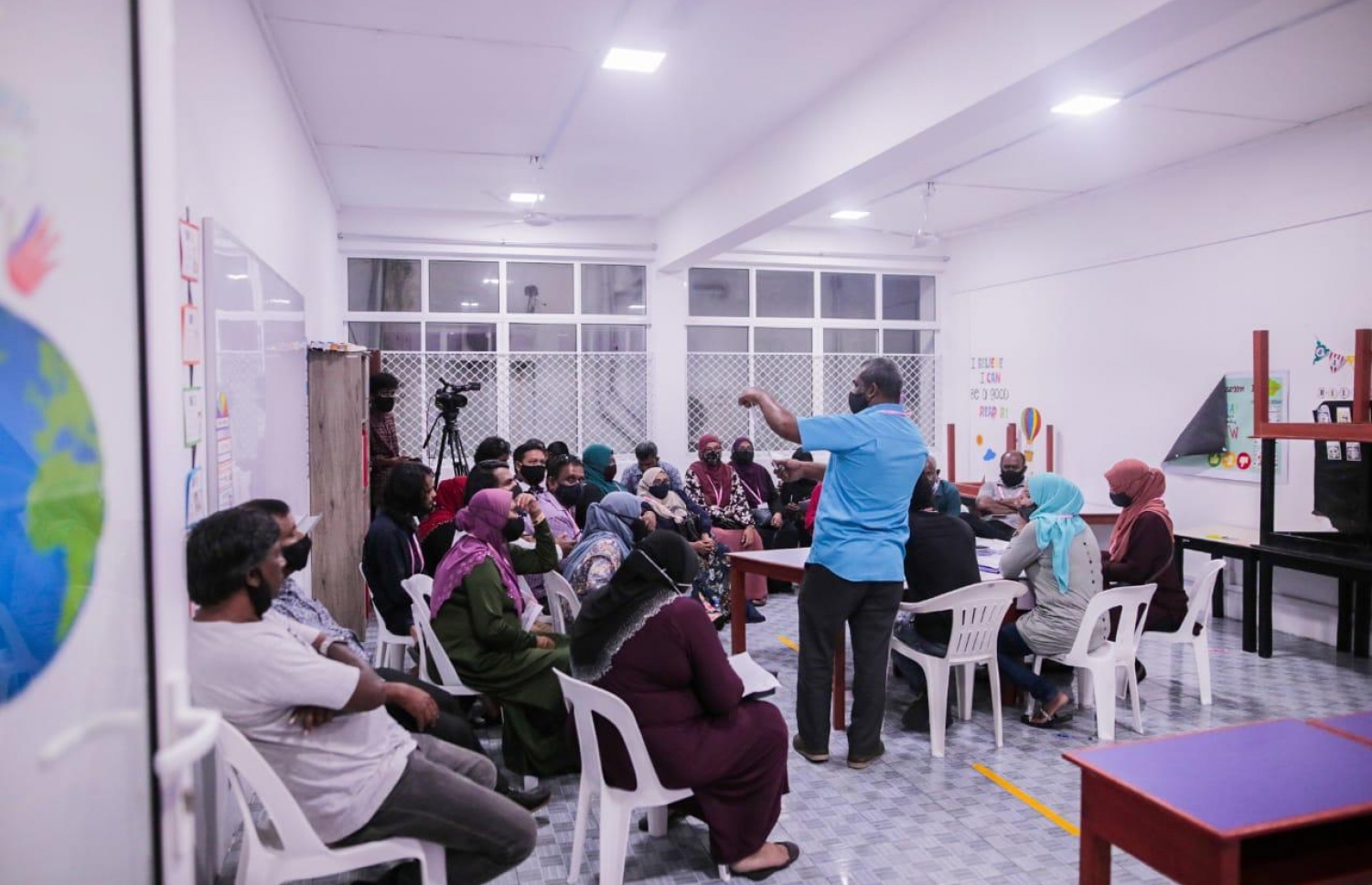 ޕީޕީއެމްް-ޕީއެންސީގެ ސްޓިއަރިން ކޮމިޓީ އިންތިހާބުގައި ވޯޓްލާން ގޮސް ތިބި ބަޔަކަށް އޮފިޝަލަކު އިރުޝާދު ދެނީ.