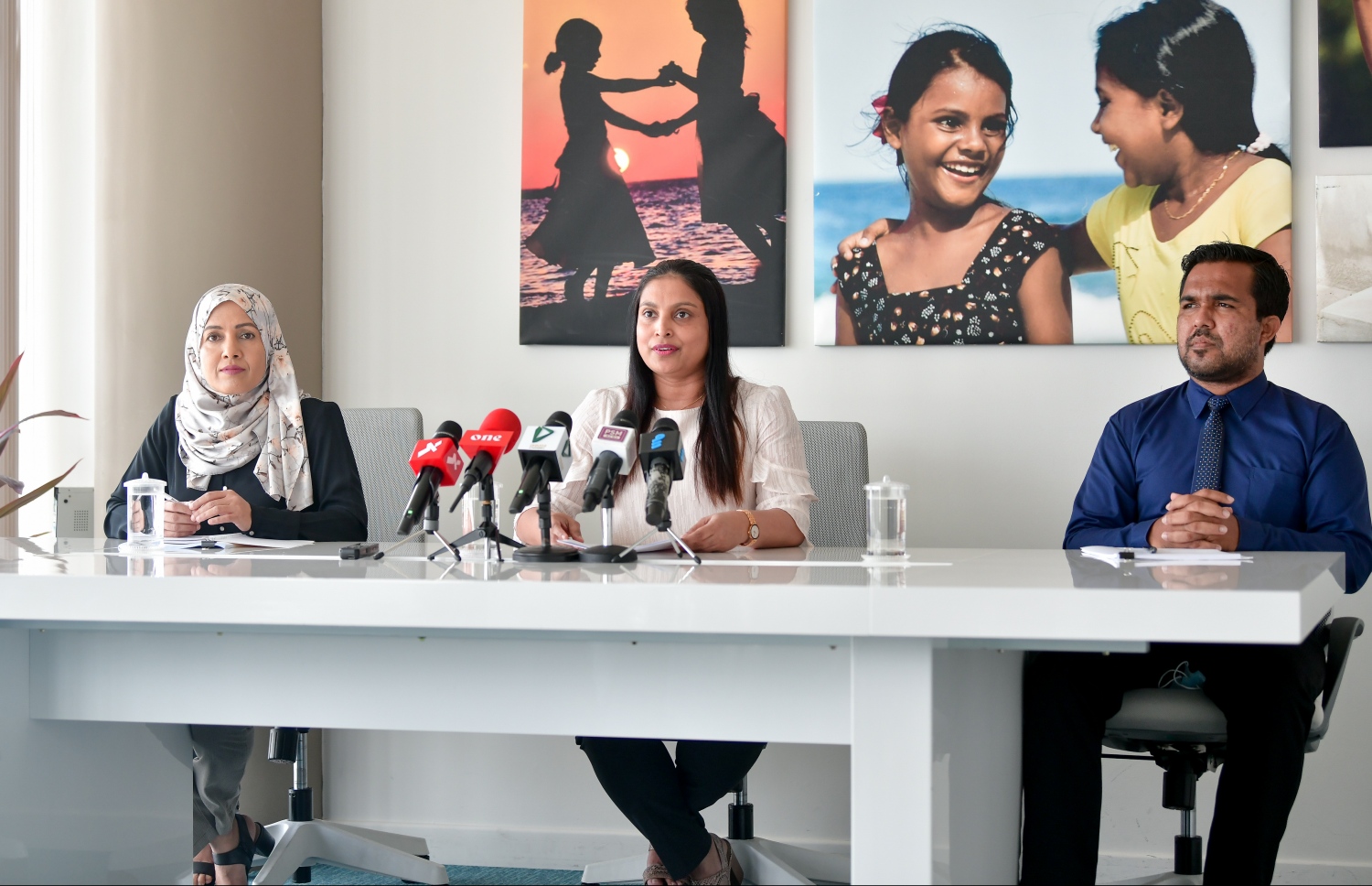 ތައުލީމުގެ ގާނޫނާ ގުޅޭ މައުލޫމާތު ހިއްސާކުރުމަށް ބޭއްވި ނިއުސް ކޮންފަރެންސްގައި މިނިސްޓަރު ޑރ. އައިޝަތު އަލީ (މ)، ސްޓޭޓް މިނިސްޓަރު އާތިޔާ އަދި ޑެޕިއުޓީ މިނިސްޓަރު އިހްސާން ބައިވެރިވެވަޑައިގަންނަވަނީ.-- ފޮޓޯ: ނިޝާން އަލީ/ މިހާރު