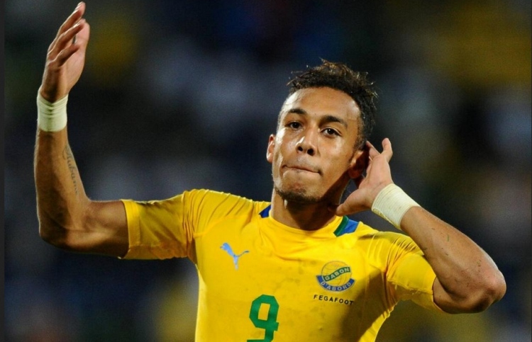 ގެމްބިއާ އެއާޕޯޓްގައި ނިދަން ޖެހުމުން އޮބާމަޔަން ރަތަށް