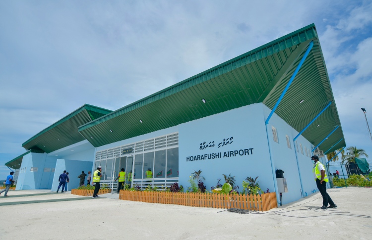 ހޯރަފުށީ އެއާޕޯޓުން ޓެކްސީ ނުލިބޭ ކަމުގެ ޝަކުވާ!