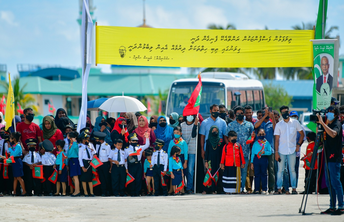 ހޯރަފުށި: ނޮވެމްބަރު 19، 2020- ރިއާސީ ކެމްޕޭންގައި ވެވަޑައިގަތް ވައުދާ އެއްގޮތަށް ހޯރަފުށީގައި ސަރުކާރުން ހެދި   އެއާޕޯޓް ރަސްމީކޮށް ހުޅުވުން. .-- ފޮޓޯ: އަހުމަދު އަވްޝަން/މިހާރު