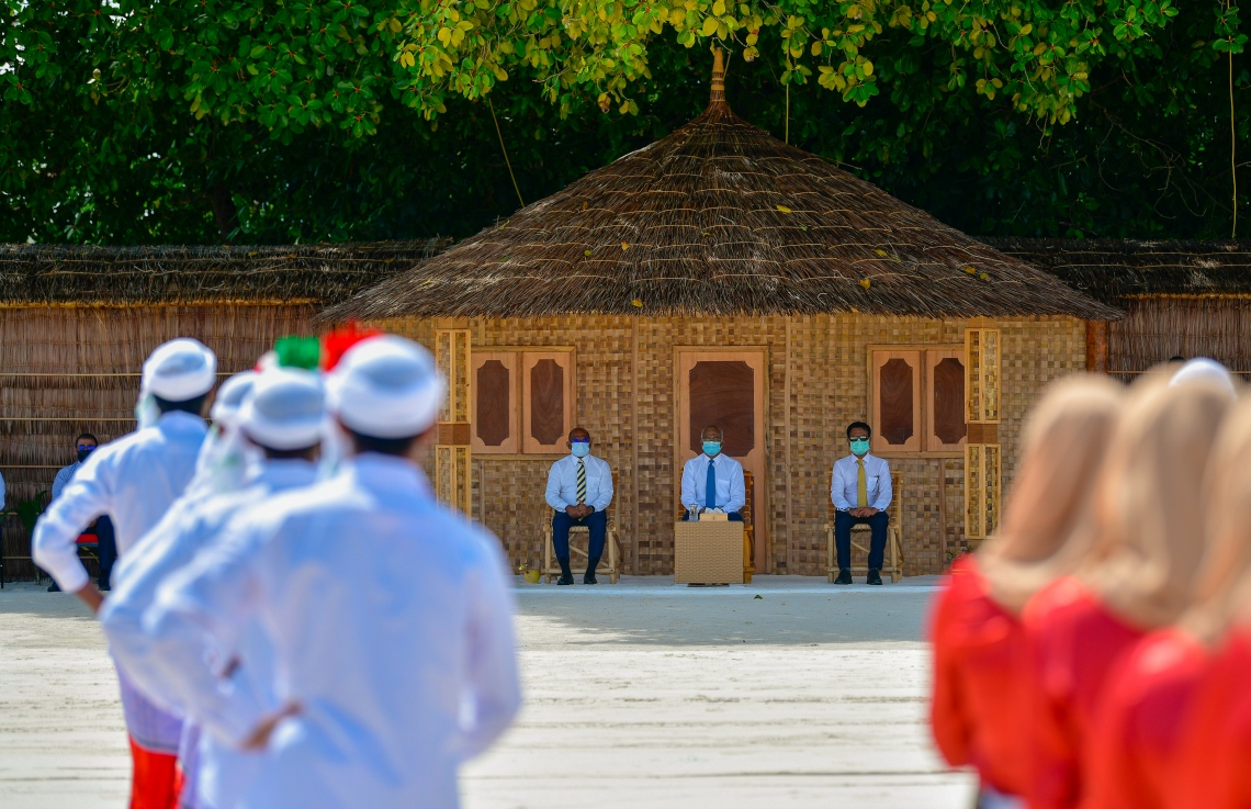 ހޯރަފުށި: ނޮވެމްބަރު 19، 2020- ރިއާސީ ކެމްޕޭންގައި ވެވަޑައިގަތް ވައުދާ އެއްގޮތަށް ހޯރަފުށީގައި ސަރުކާރުން ހެދި   އެއާޕޯޓް ރަސްމީކޮށް ހުޅުވުން. .-- ފޮޓޯ: އަހުމަދު އަވްޝަން/މިހާރު