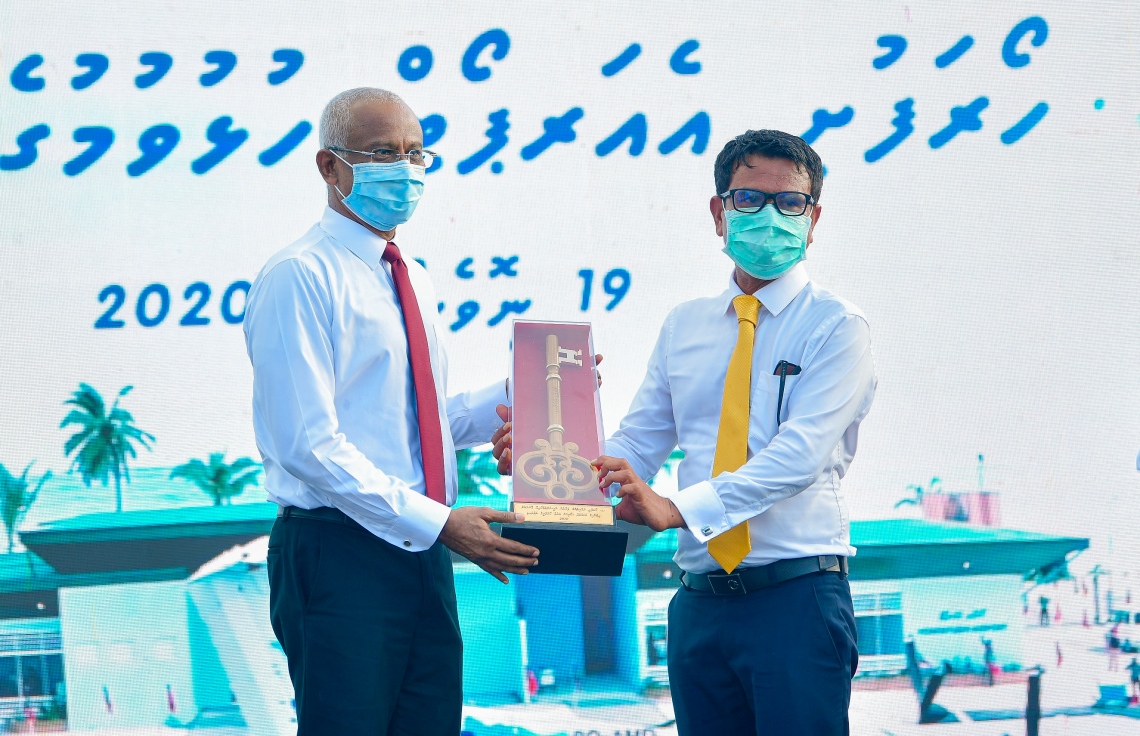 ހޯރަފުށި: ނޮވެމްބަރު 19، 2020- ރިއާސީ ކެމްޕޭންގައި ވެވަޑައިގަތް ވައުދާ އެއްގޮތަށް ހޯރަފުށީގައި ސަރުކާރުން ހެދި   އެއާޕޯޓް ރަސްމީކޮށް ހުޅުވުން. .-- ފޮޓޯ: އަހުމަދު އަވްޝަން/މިހާރު