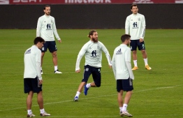 Spain's defender Sergio Ramos (C) and teammates attend a training session at La Cartuja stadium in Seville on November 17, 2020, on the eve of the UEFA Nations League footbal match between Spain and Germany in Seville. (Photo by CRISTINA QUICLER / AFP)