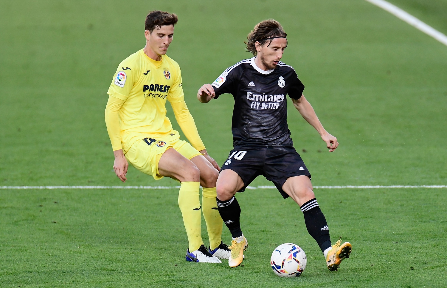 ވިޔަރެއާލްގެ ޕައު (ވ) ކައިރިން ރެއާލްގެ މޮޑްރިޗް ބޯޅަ ހިފައިގެންދަނީ.-- ފޮޓޯ: އޭއެފްޕީ