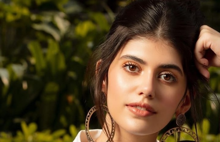 ބޮލީވުޑްގެ ޚަބަރުތައް ކުރުކޮށް