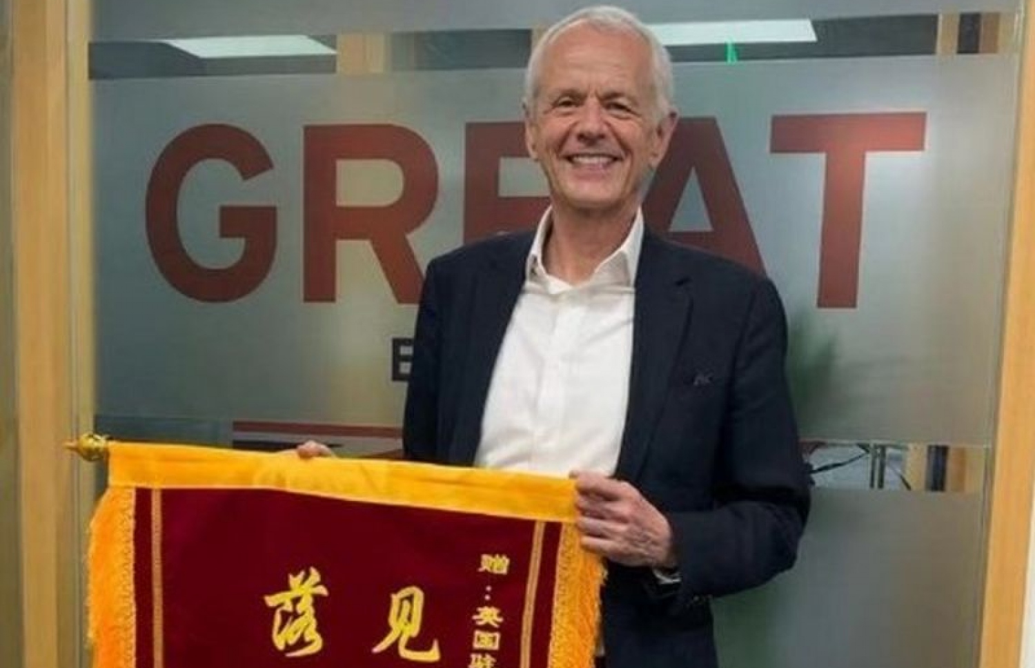 ސްޓެފެން ބެނާއާ އެކު.