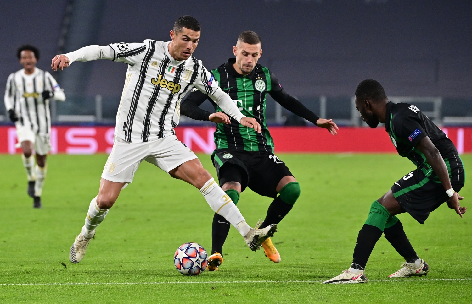 ފެރެންސްވަރޯސް ދެ ކުޅުންތެރިން ކައިރިން ޔުވެންޓަސްގެ ރޮނާލްޑޯ ބޯޅަ ހިފައިގެންދާން މަސައްކަތްކުރަނީ.-- ފޮޓޯ: އޭއެފްޕީ