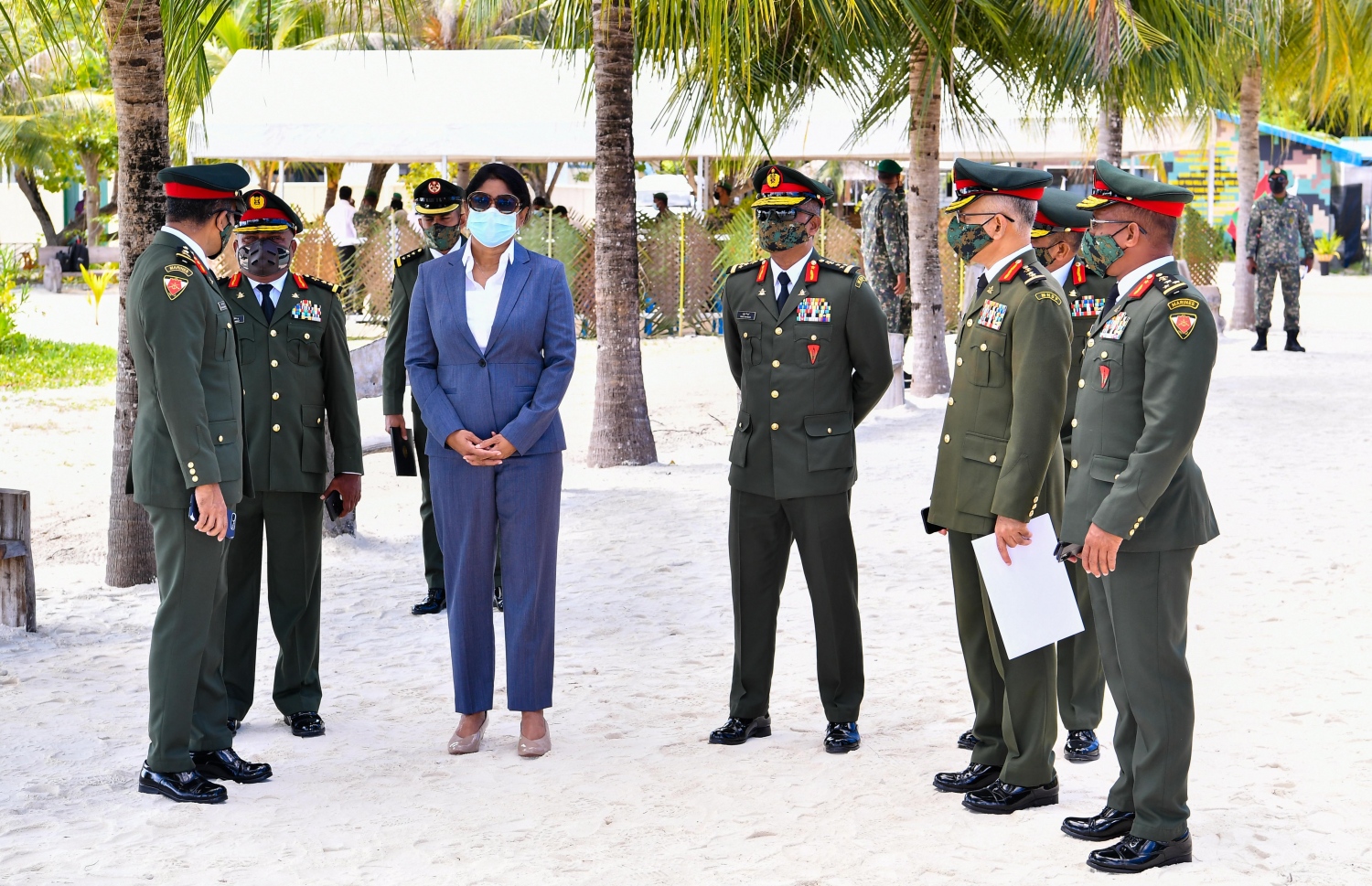 ސިފައިން ހުވާކުރުމުގެ ރަސްމިއްޔާތުގެ ކުރިން ޑިފެންސް މިނިސްޓަރު މާރިޔާ އަހްމަދު ދީދީ ސިފައިންގެ އިސް ބައެއް ވެރިންނާ އެކު މާފިލާފުށީގައި. --ފޮޓޯ/ރައީސް އޮފީސް