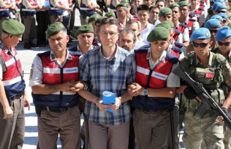 ތުރުކީގައި ބަޣާވާތްކުރި 300 މީހުން އުމުރަށް ޖަލަށް