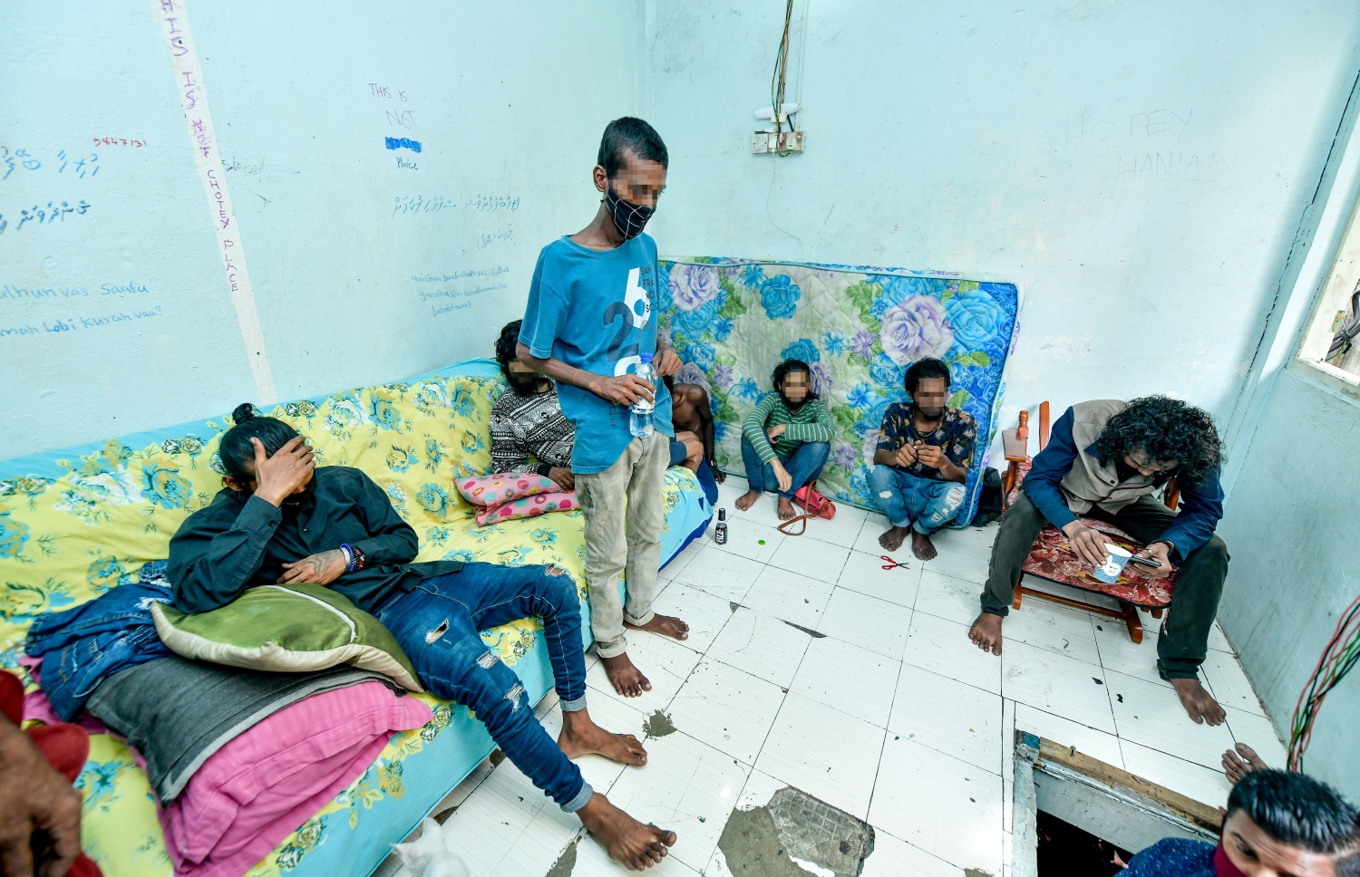 މަސްތުވާތަކެތީގެ ބޭނުންކުރާ ކަމަށް ތުހުމަތުކުރާ ގެއަކަށް، ފުލުހުންނާ އެކު ދިޔައިރު ތިބި ބަޔަކު.-- ފޮޓޯ: ނިޝާން އަލީ/ މިހާރު