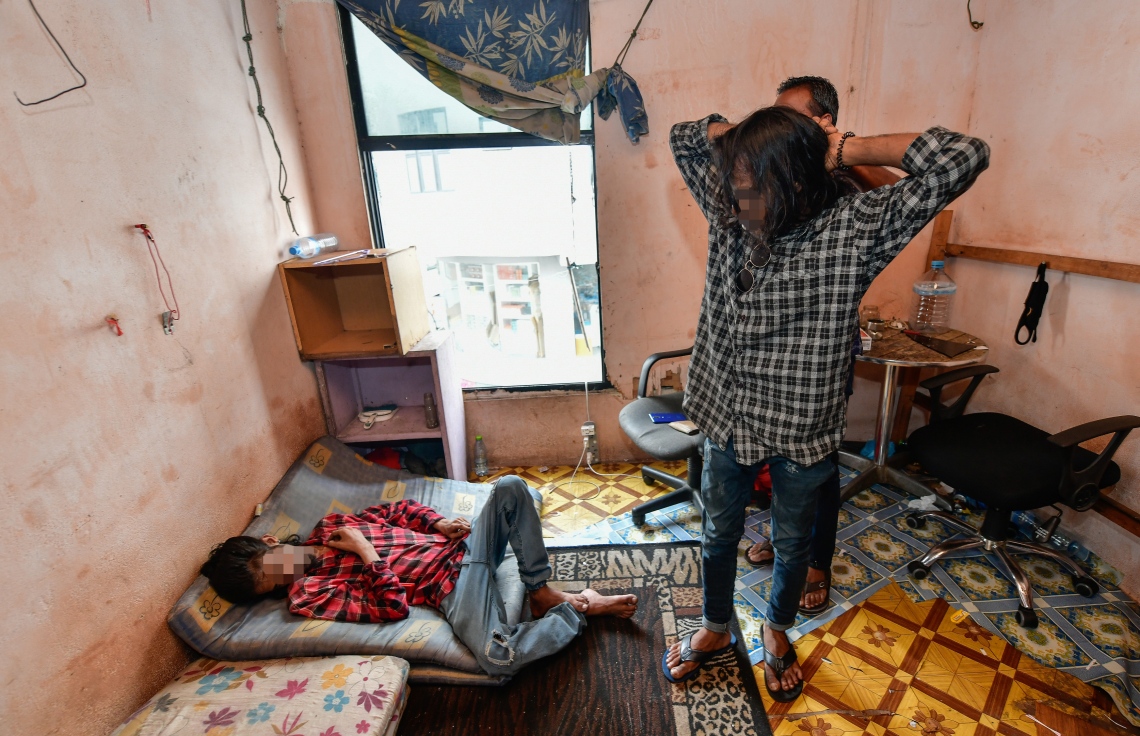 ބައެއް މީޑިއާތަކާ އެކު، ފުލުހުން ހިނގި ޑްރަގް އޮަޕަރޭޝަންގައި ބަޔަކު ފާސްކުރަން ހިފަހައްޓާފައި.---ފޮޓޯ: ނިޝާން އަލީ/މިހާރު