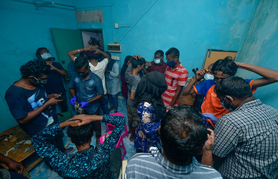 ބައެއް މީޑިއާތަކާ އެކު، ފުލުހުން ހިނގި ޑްރަގް އޮަޕަރޭޝަންގައި ބަޔަކު ފާސްކުރަން ހިފަހައްޓާފައިވާއިރު ނޫސްވެރިން އެތަނުގައި ހަރަކާތްތެރިވަނީ.---ފޮޓޯ: ނިޝާން އަލީ/މިހާރު