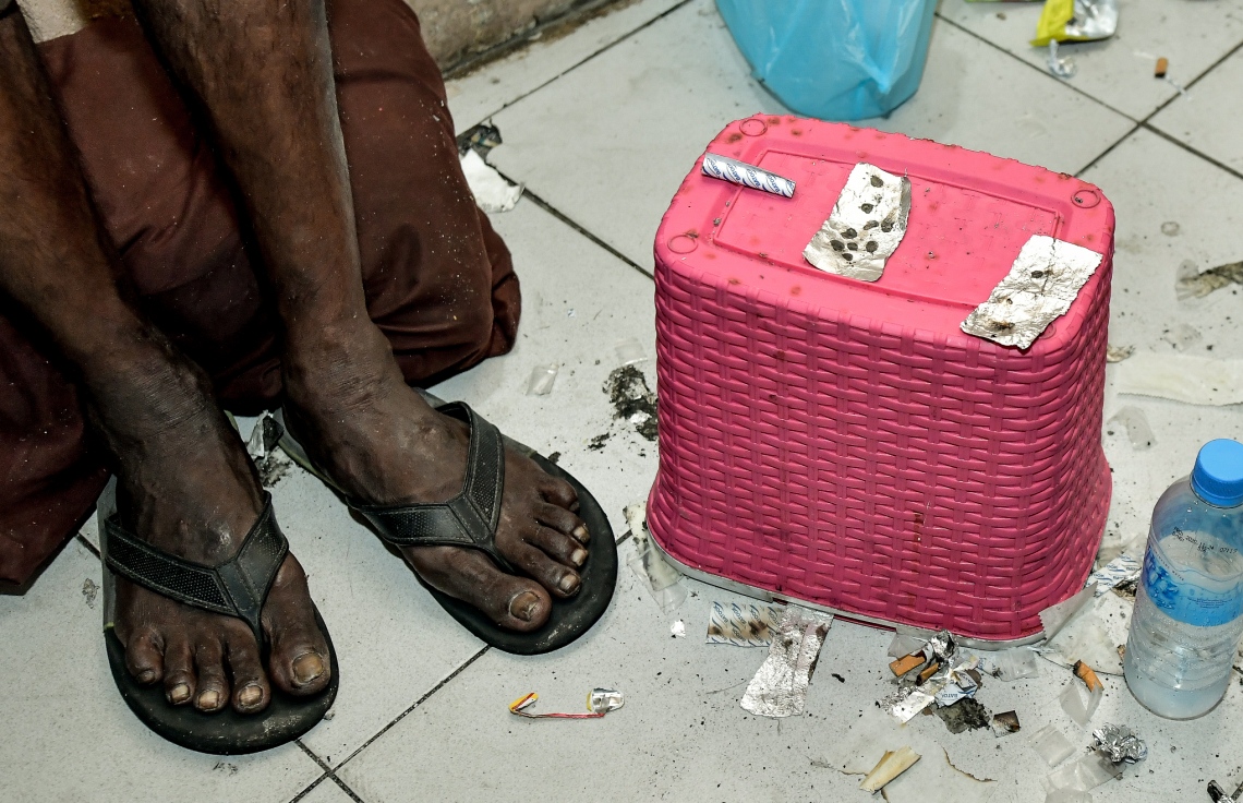 މަސްތުވާތަކެތީގެ ބޭނުންކުރާ ކަމަށް ތުހުމަތުކުރާ ގެއަކަށް، ފުލުހުންނާއެކު ދިޔައިރު މަސްތުވާކެތި ބޭނުން ކުރަން  ތިބި ބަޔަކު.-- ފޮޓޯ: ނިޝާން އަލީ/ މިހާރު