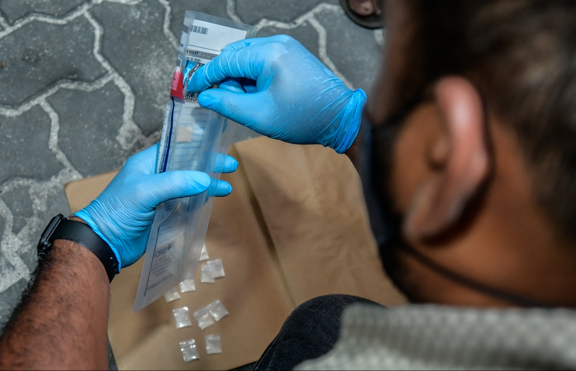 މަސްތުވާތަކެތީގެ ބޭނުންކުރާ ކަމަށް ތުހުމަތުކުރާ ގެއަކަށް، ފުލުހުންނާއެކު ދިޔައިރު އެތަނުން ފެނުނު މަސްތުވާތަކެތި.-- ފޮޓޯ: ނިޝާން އަލީ/ މިހާރު