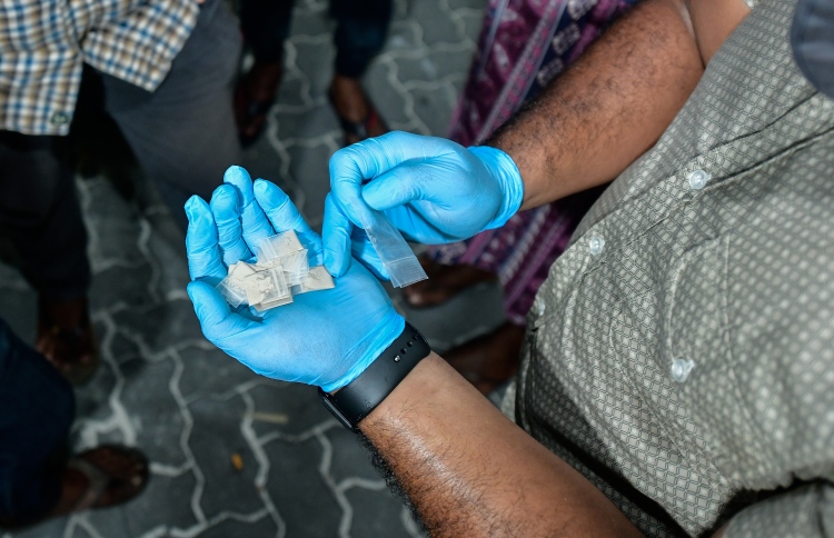 އެހެންމީހެއްގެ ނަމުގައި ޑްރަގް އެތެރެކުރި މީހަކު ޖަލަށް