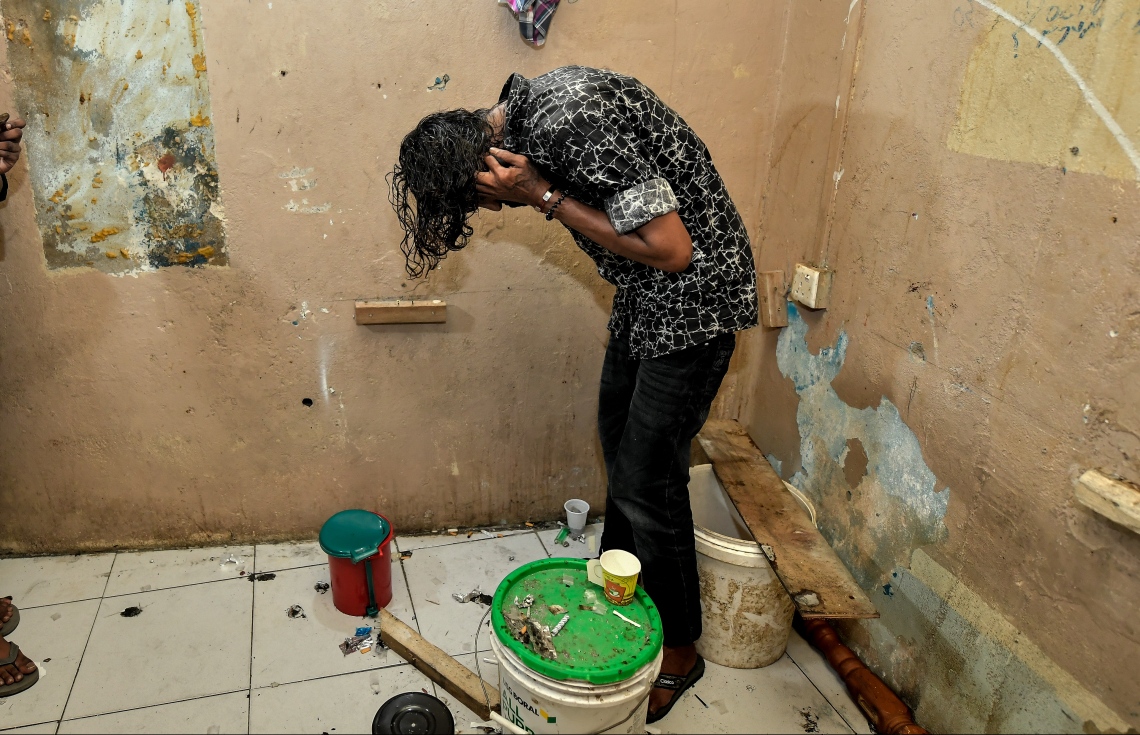 މަސްތުވާތަކެތީގެ ބޭނުންކުރާ ކަމަށް ތުހުމަތުކުރާ ގެއަކަށް، ފުލުހުންނާއެކު ދިޔައިރު މަސްތުވާކެތި ބޭނުން ކުރަން ތިބި ބަޔަކު.-- ފޮޓޯ: ނިޝާން އަލީ/ މިހާރު