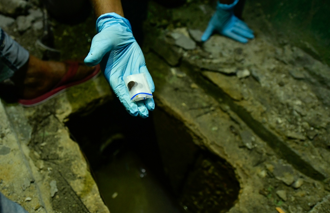 ބައެއް މީޑިއާތަކާ އެކު، ފުލުހުން ހިނގި ޑްރަގް އޮަޕަރޭޝަންގެ ތެރެއިން ފާހާނާ ޖަންކްޝަނުން ފެނުނު މަސްތުވާތަކެތި.---ފޮޓޯ: ނިޝާން އަލީ/މިހާރު