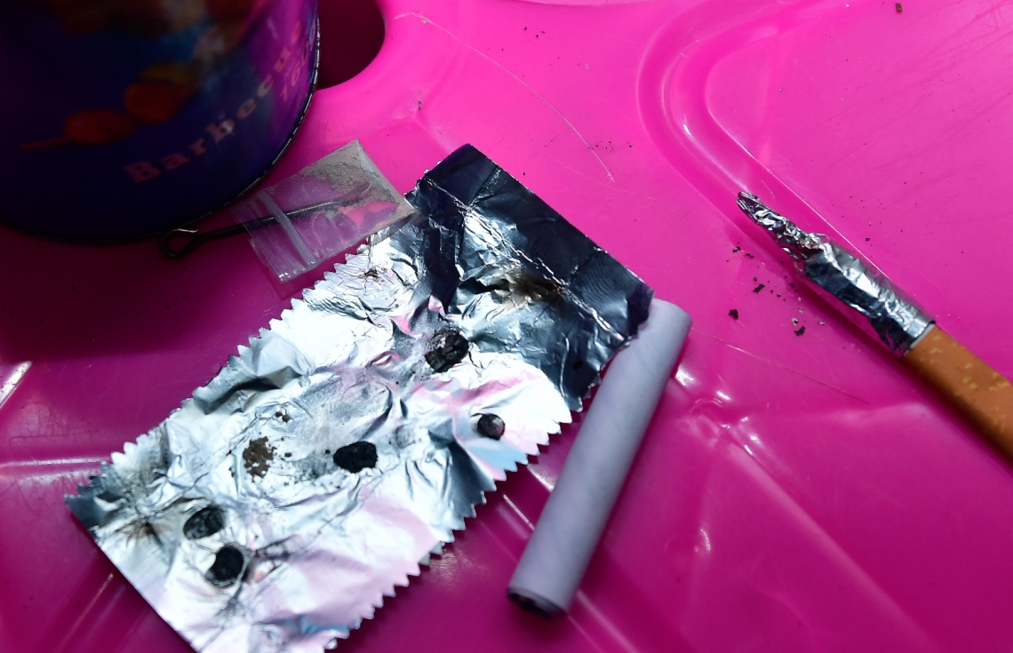 ބައެއް މީޑިއާތަކާ އެކު، ފުލުހުން ހިނގި ޑްރަގް އޮަޕަރޭޝަންގެ ތެރެއިން މީހަކު ބޭނުންކުރަން ހުރި މަސްތުވާތަކެތި.---ފޮޓޯ: ނިޝާން އަލީ/މިހާރު