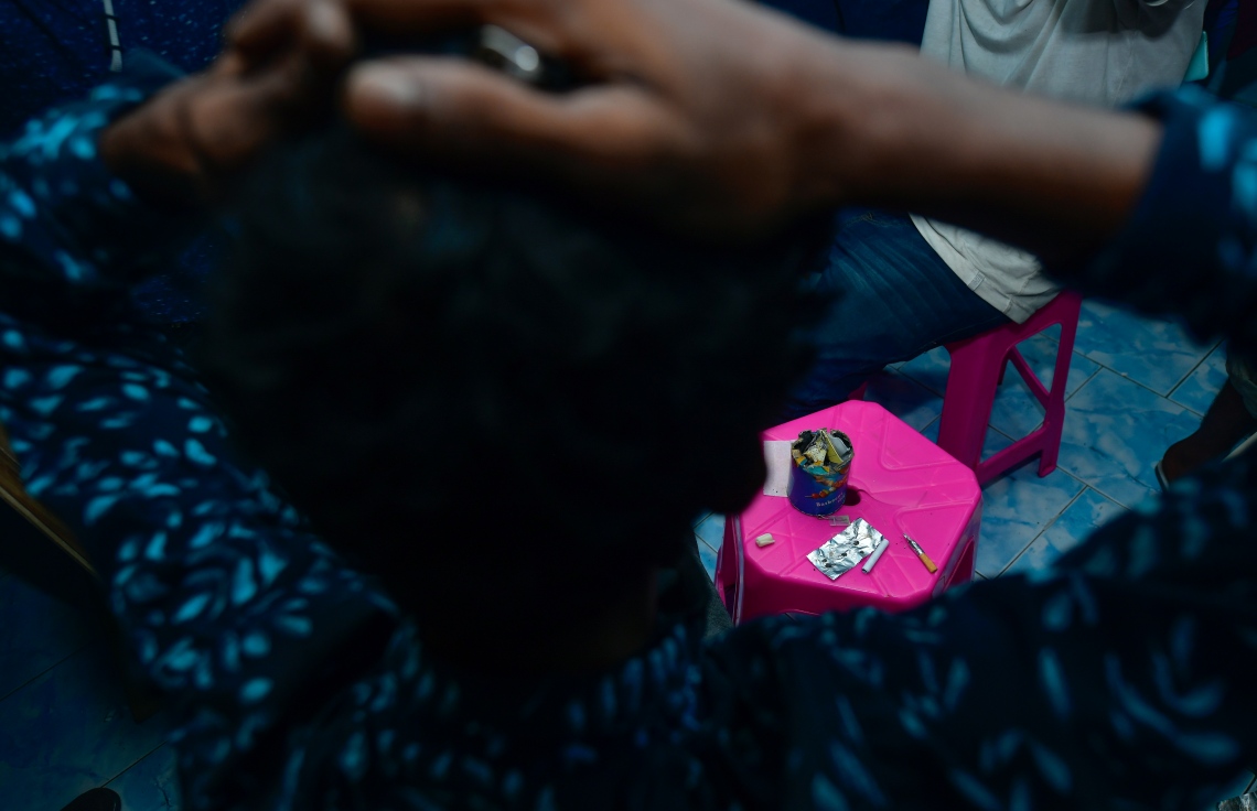 މަސްތުވާތަކެތީގެ ބޭނުންކުރާ ކަމަށް ތުހުމަތުކުރާ ގެއަކަށް، ފުލުހުންނާއެކު ދިޔައިރު މަސްތުވާކެތި ބޭނުން ކުރަން ތިބި ބަޔަކު.-- ފޮޓޯ: ނިޝާން އަލީ/ މިހާރު