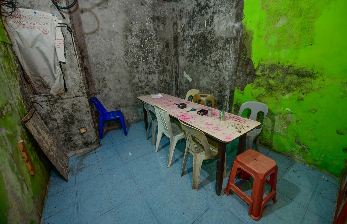 ބައެއް މީޑިއާތަކާ އެކު، ފުލުހުން ހިނގި ޑްރަގް އޮަޕަރޭޝަންގެ ތެރެއިން އައްޑާއެއްގައި މަސްތުވާތަކެތި ބޭނުން ކުރުމަށް ތައްޔާރުކޮށްފައި ހުރި މޭޒެއް.---ފޮޓޯ: ނިޝާން އަލީ/މިހާރު